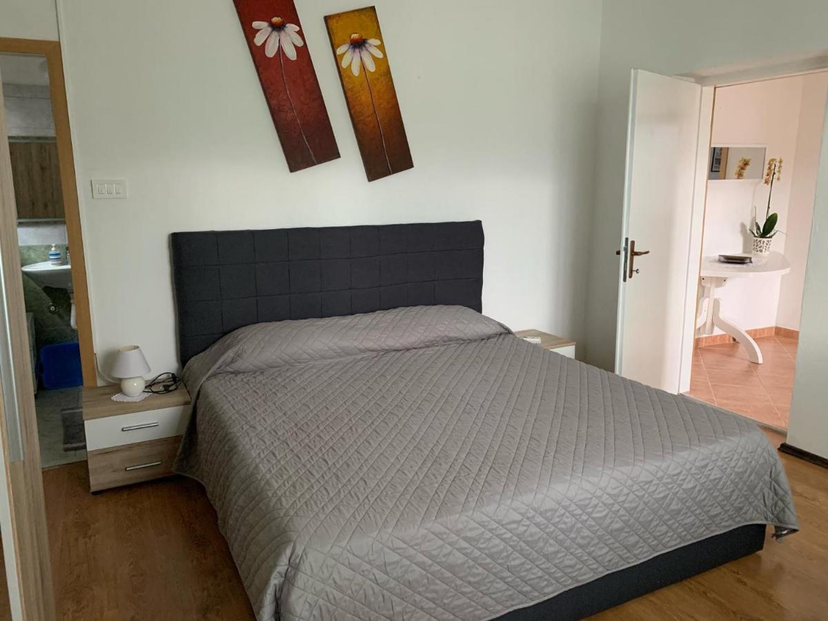 Apartmani Spomenka Seline Exterior photo